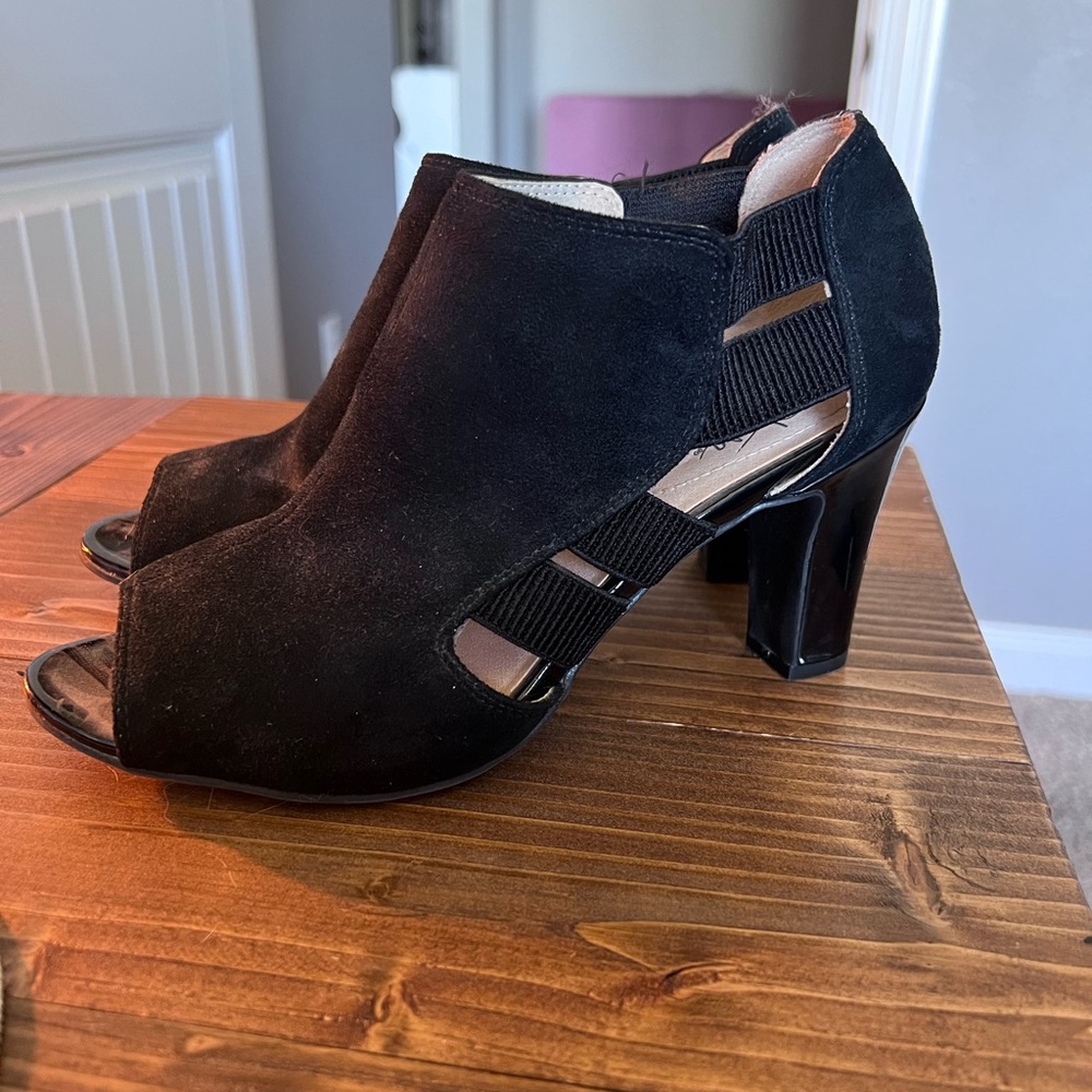 Black open toe shoes